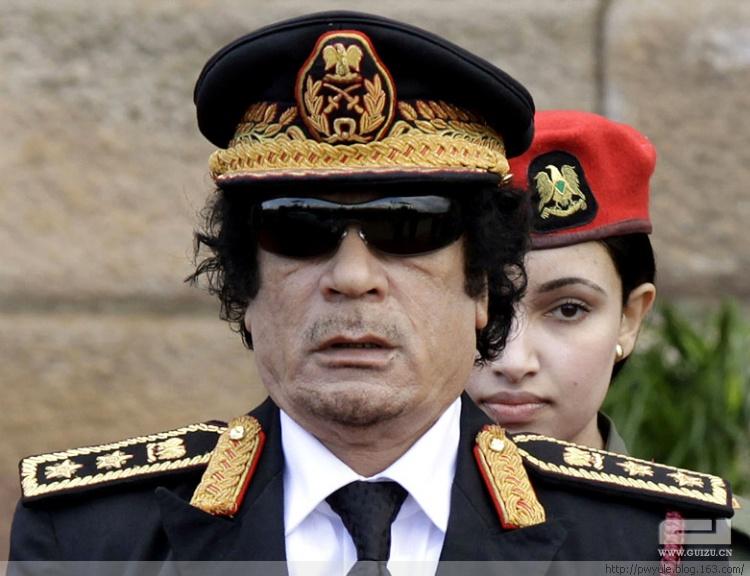 卡扎菲背后的美女保镖