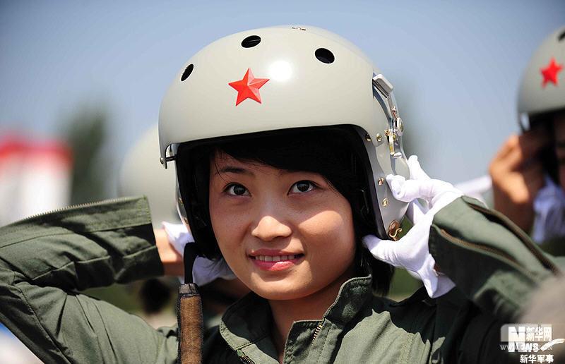 中国空军公布首批女战斗机飞行员生活训练照